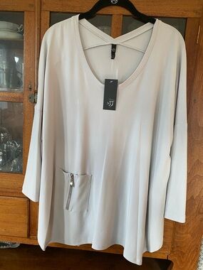 Zipper Pocket Pale Gray Tunic w/ Drop Shoulder & 3/4-length Sleeves